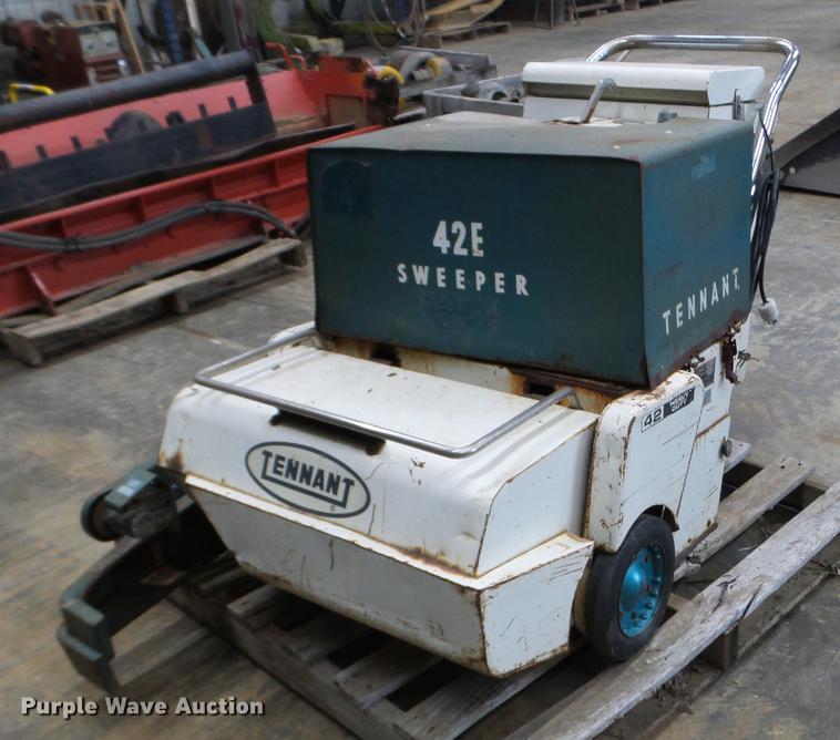 image for item FM9272 Tennant 42E-HD sweeper