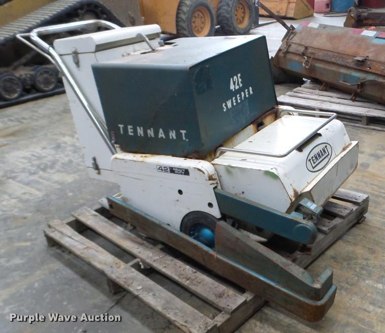 image for item FM9272 Tennant 42E-HD sweeper