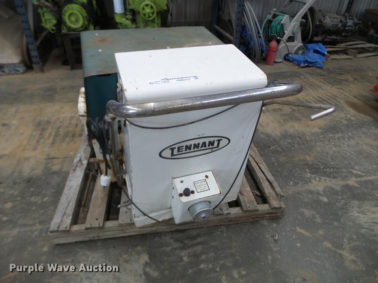 image for item FM9272 Tennant 42E-HD sweeper