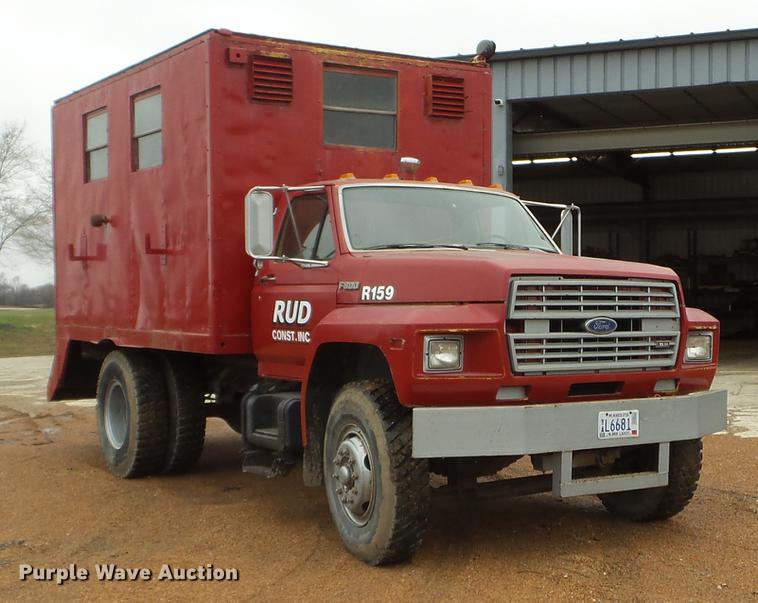 image for item FM9273 1991 Ford F700 service truck