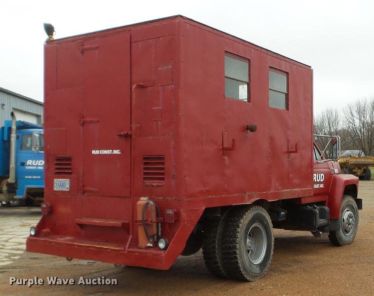 image for item FM9273 1991 Ford F700 service truck