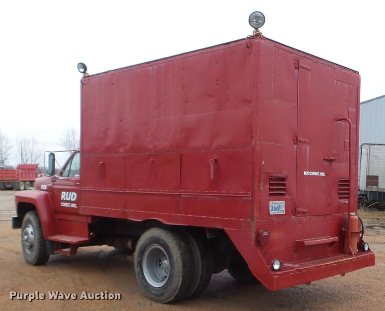 image for item FM9273 1991 Ford F700 service truck