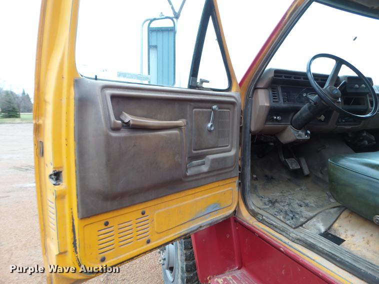 image for item FM9273 1991 Ford F700 service truck
