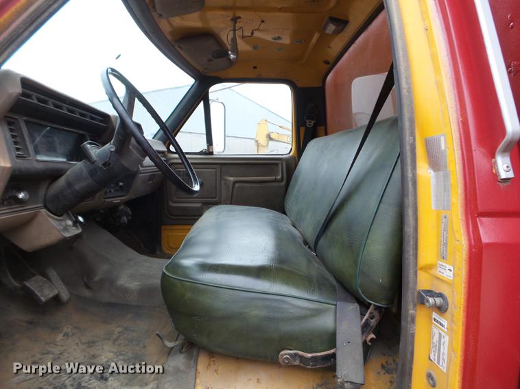 image for item FM9273 1991 Ford F700 service truck