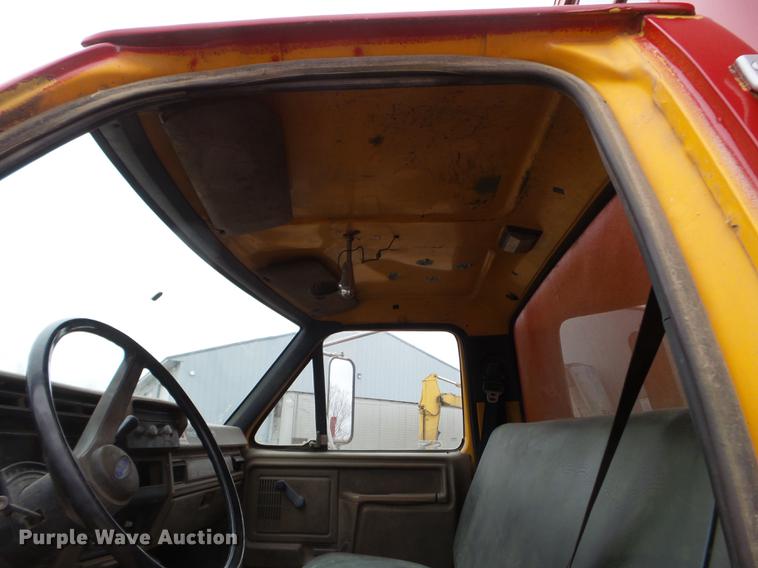 image for item FM9273 1991 Ford F700 service truck