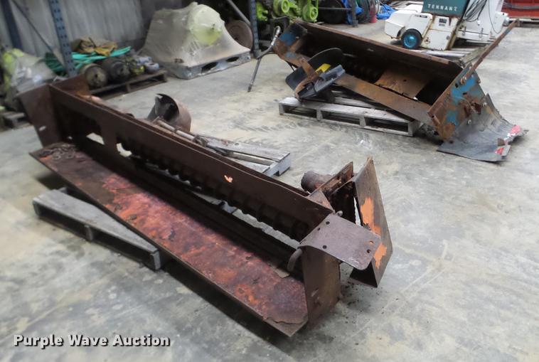 image for item FM9275 (2) tailgate spreaders