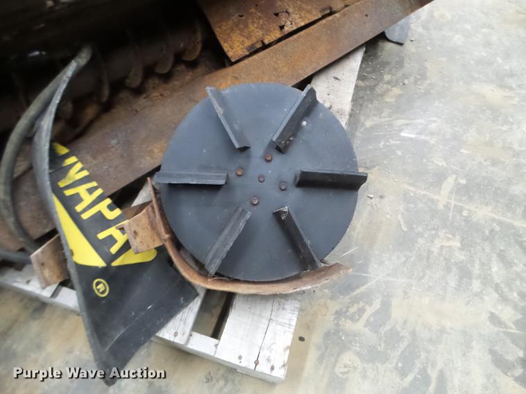 image for item FM9275 (2) tailgate spreaders