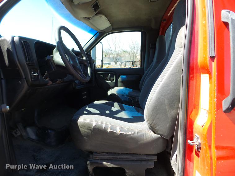 image for item FM9285 2003 GMC C4500 flatbed truck