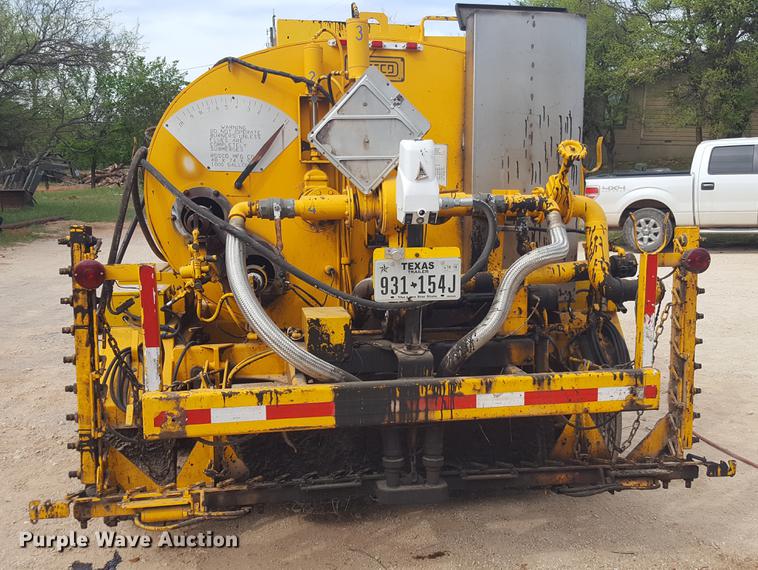 image for item FS9520 2002 Rosco asphalt distribution trailer