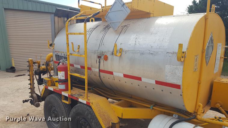 image for item FS9520 2002 Rosco asphalt distribution trailer