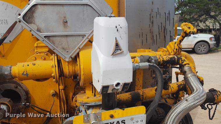 image for item FS9520 2002 Rosco asphalt distribution trailer