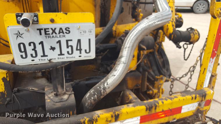 image for item FS9520 2002 Rosco asphalt distribution trailer