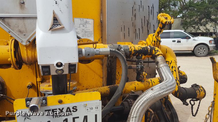 image for item FS9520 2002 Rosco asphalt distribution trailer