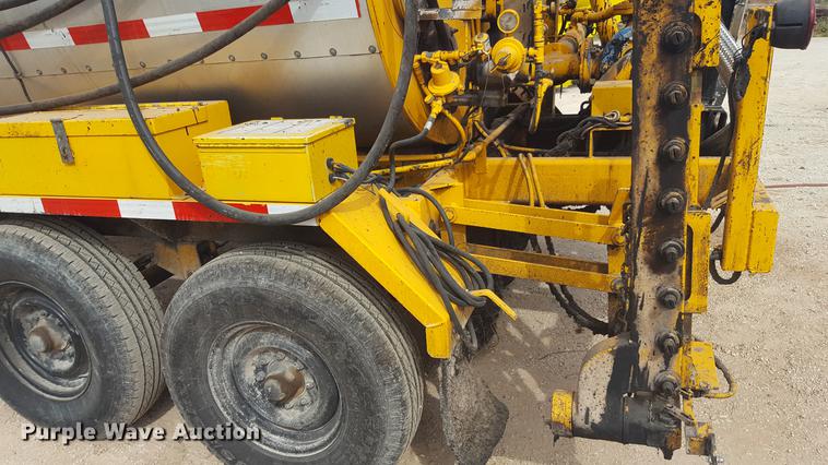 image for item FS9520 2002 Rosco asphalt distribution trailer