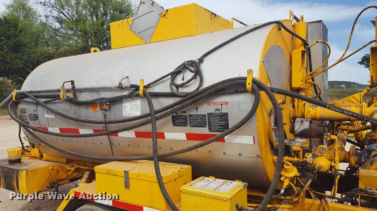 image for item FS9520 2002 Rosco asphalt distribution trailer