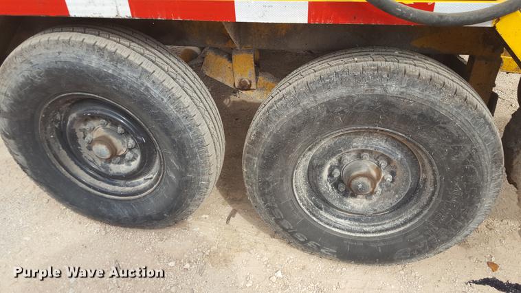 image for item FS9520 2002 Rosco asphalt distribution trailer