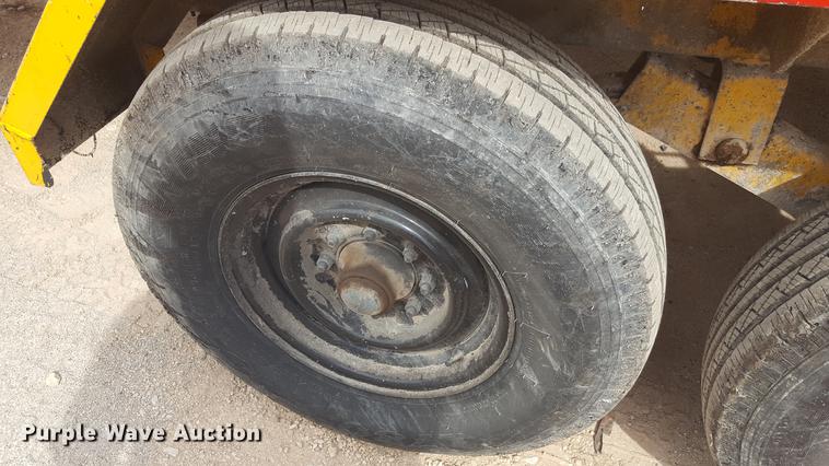 image for item FS9520 2002 Rosco asphalt distribution trailer