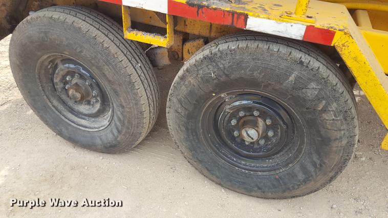 image for item FS9520 2002 Rosco asphalt distribution trailer