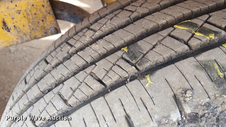 image for item FS9520 2002 Rosco asphalt distribution trailer