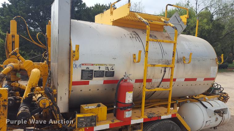 image for item FS9520 2002 Rosco asphalt distribution trailer