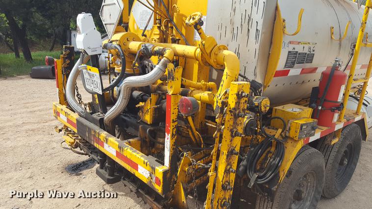 image for item FS9520 2002 Rosco asphalt distribution trailer