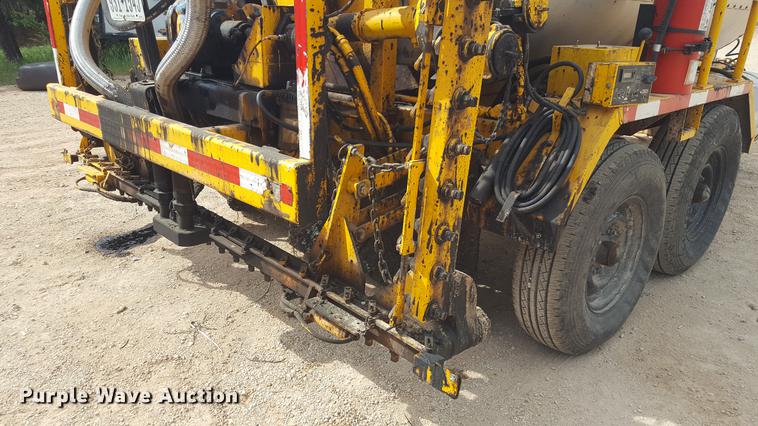 image for item FS9520 2002 Rosco asphalt distribution trailer