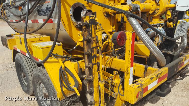 image for item FS9520 2002 Rosco asphalt distribution trailer