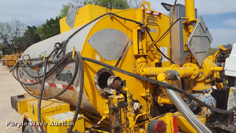 image for item FS9520 2002 Rosco asphalt distribution trailer