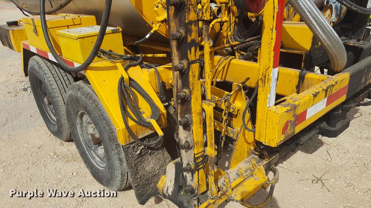image for item FS9520 2002 Rosco asphalt distribution trailer