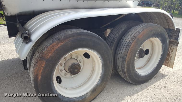 image for item FS9522 1985 Freuhauf 4FL019317 tank trailer