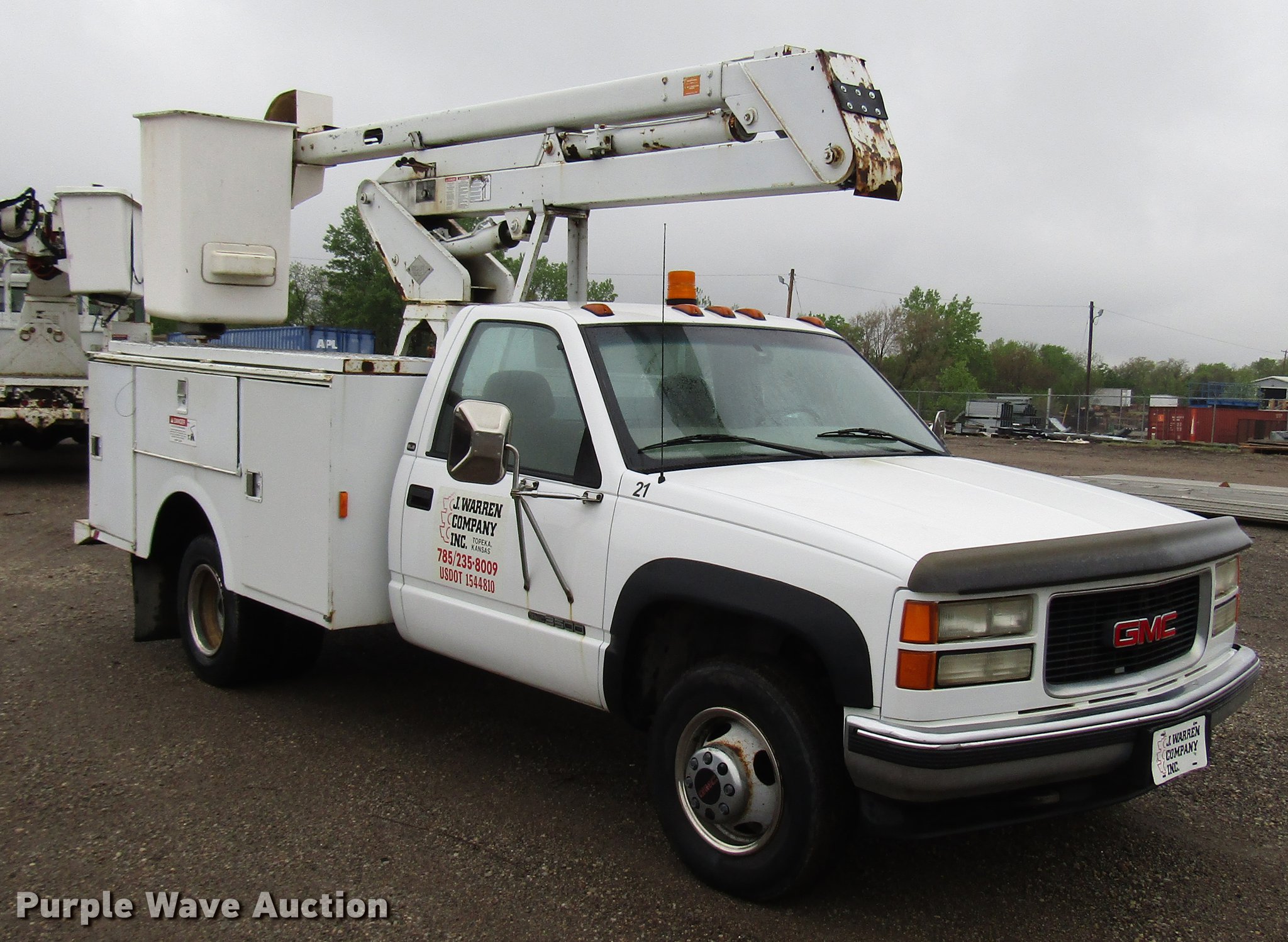 2000 GMC 3500 bucket truck in Topeka, KS Item DF7996 sold Purple Wave