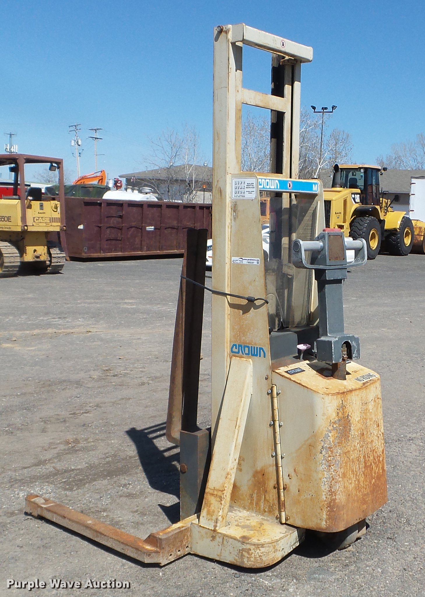 Crown 20MT pallet jack in Minneapolis, MN Item FM9287 sold Purple Wave