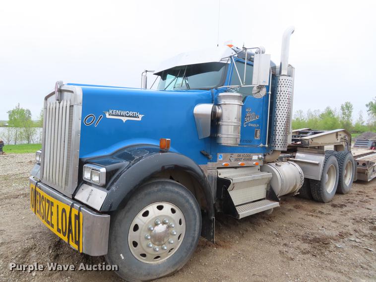 image for item DE3400 2001 Kenworth W900 semi truck