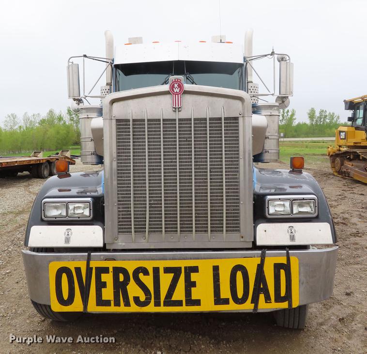 image for item DE3400 2001 Kenworth W900 semi truck