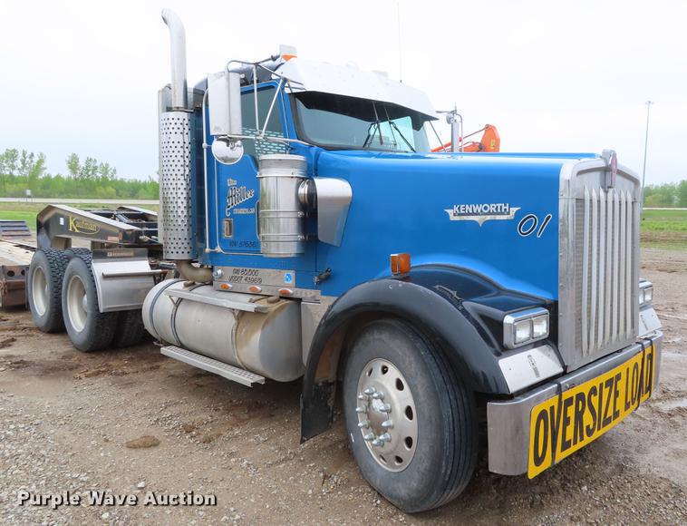 image for item DE3400 2001 Kenworth W900 semi truck