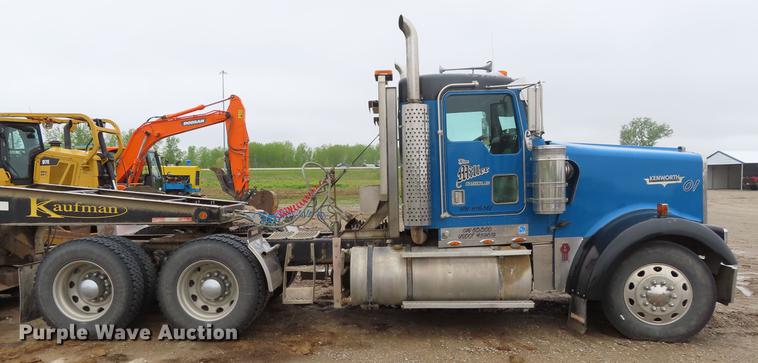 image for item DE3400 2001 Kenworth W900 semi truck
