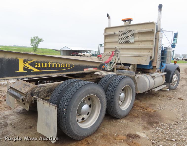 image for item DE3400 2001 Kenworth W900 semi truck