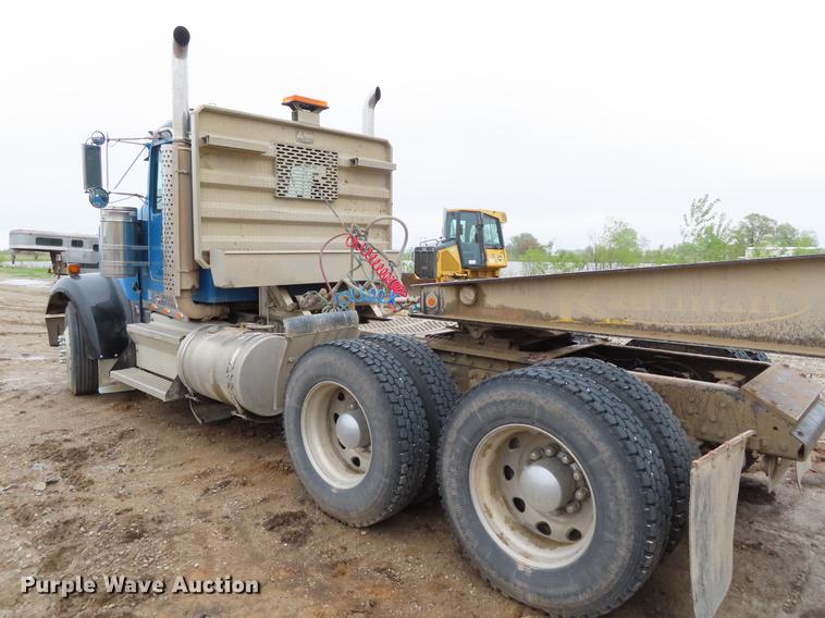 image for item DE3400 2001 Kenworth W900 semi truck