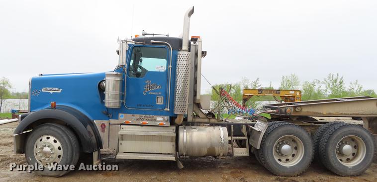 image for item DE3400 2001 Kenworth W900 semi truck