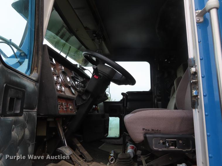 image for item DE3400 2001 Kenworth W900 semi truck