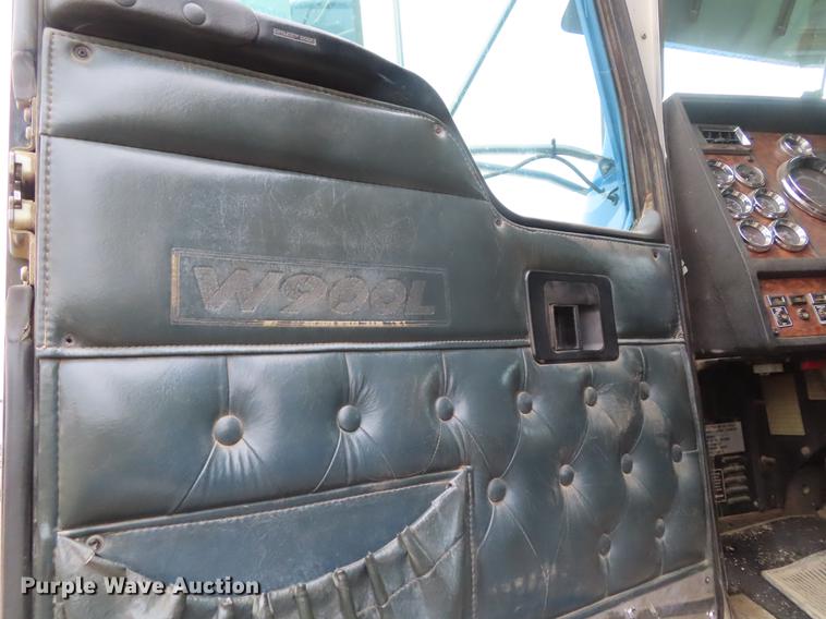 image for item DE3400 2001 Kenworth W900 semi truck