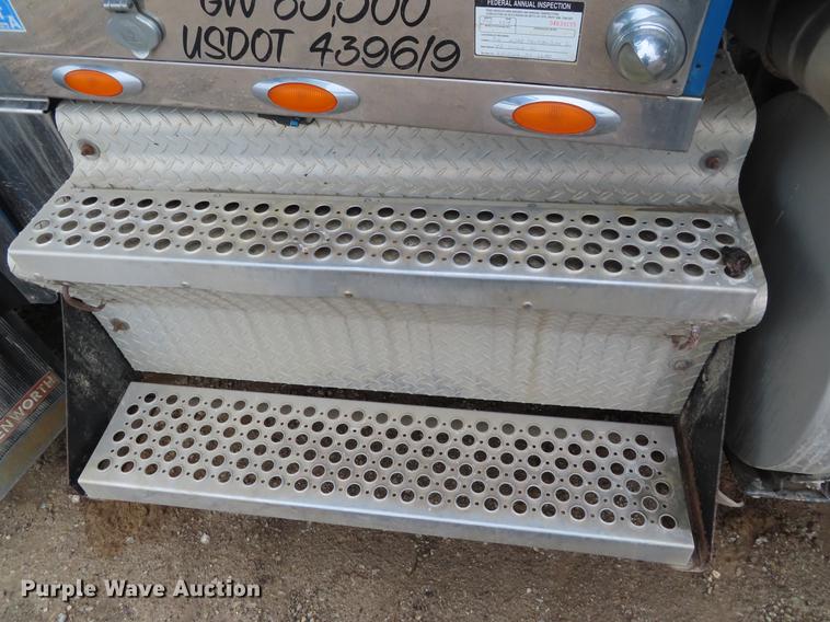 image for item DE3400 2001 Kenworth W900 semi truck