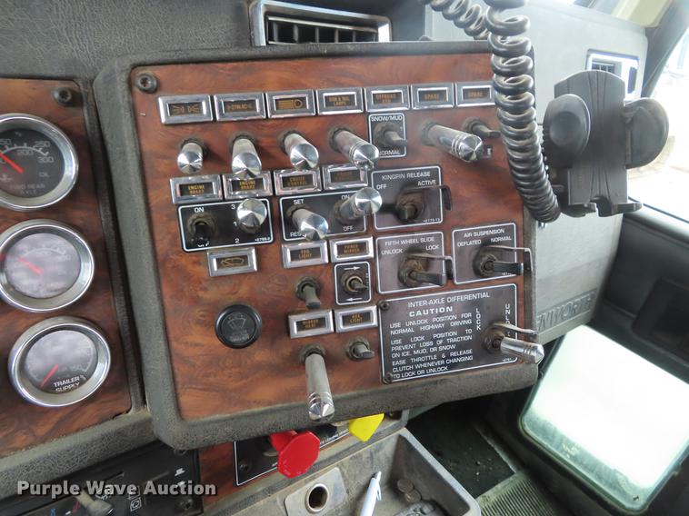 image for item DE3400 2001 Kenworth W900 semi truck