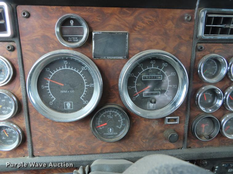 image for item DE3400 2001 Kenworth W900 semi truck