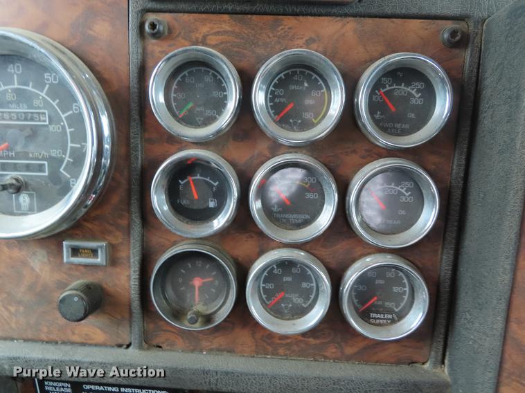 image for item DE3400 2001 Kenworth W900 semi truck