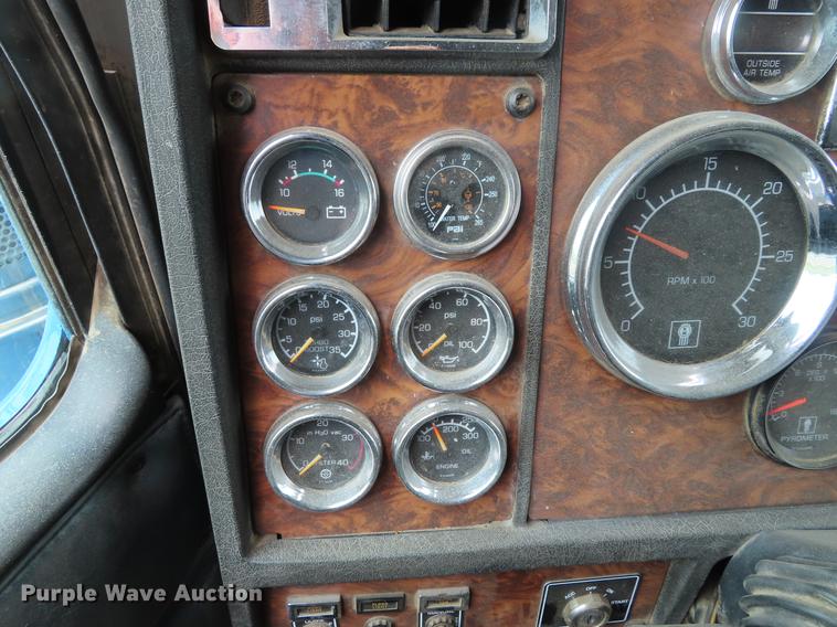image for item DE3400 2001 Kenworth W900 semi truck