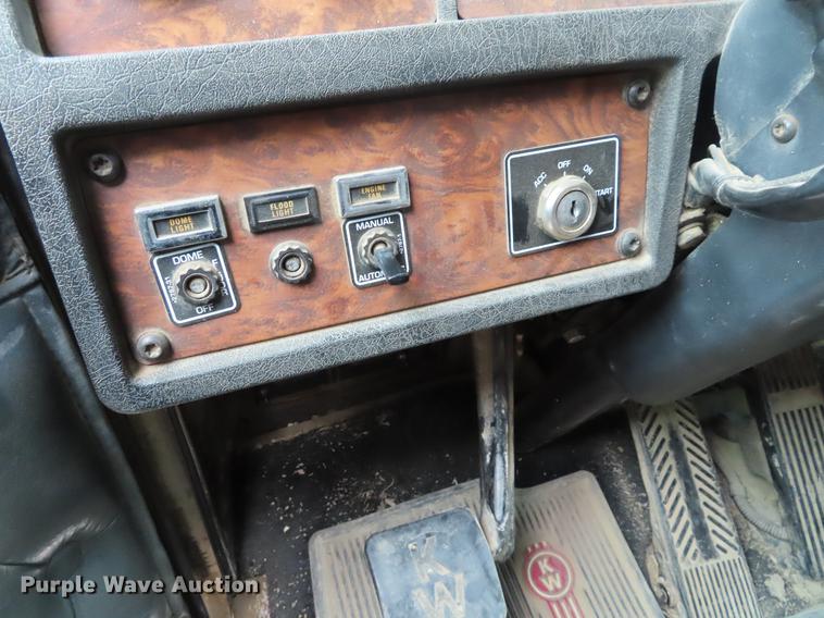 image for item DE3400 2001 Kenworth W900 semi truck