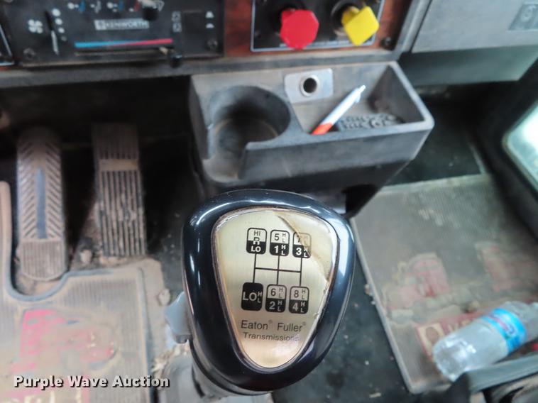 image for item DE3400 2001 Kenworth W900 semi truck