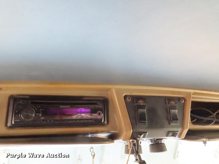 image for item DE3400 2001 Kenworth W900 semi truck