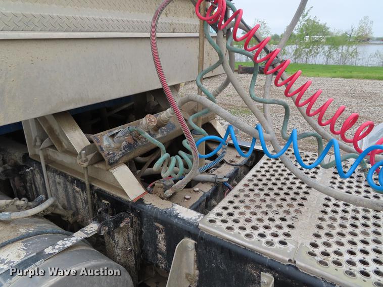 image for item DE3400 2001 Kenworth W900 semi truck